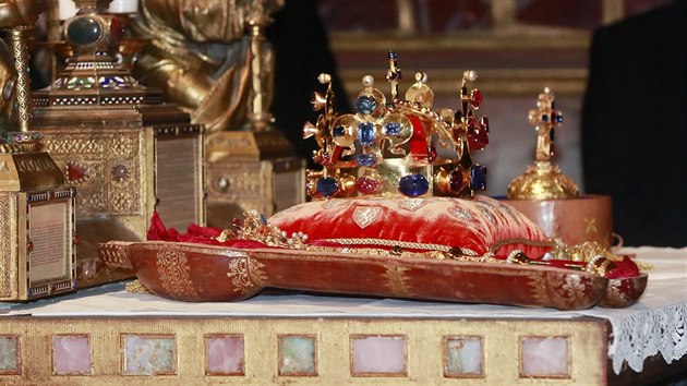 Vyzvedávání korunovačních klenotů v katedrále sv. Víta. (15. ledna 2018)
