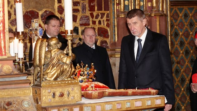 Premir Andrej Babi bhem vyzvedvn korunovanch klenot v katedrle sv. Vta. (15. ledna 2018)