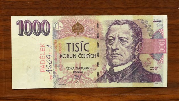 Česká národní banka předvedla zabavené padělky českých bankovek. (11. ledna 2018)