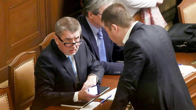 Premir Andrej Babi hovo s pedsedou SPD Tomiem Okamurou na ternm jednn Poslaneck snmovny, kter hlasovala o vysloven dvry vld. (16. ledna 2018)