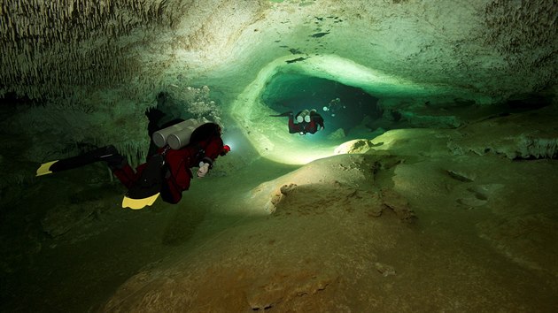 Potpi pi men nejdelho podvodnho jeskynnho systmu Sac Actun u mexickho poloostrova Yucatn.