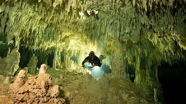 Potp pi men nejdelho podvodnho jeskynnho systmu Sac Actun u mexickho poloostrova Yucatn.