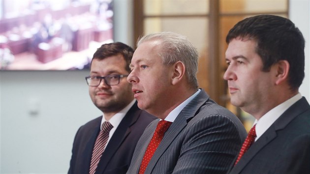 Šéf poslanců ČSSD Jan Chvojka, úřadující šéf strany Milan Chovanec a místopředseda Sněmovny Jan Hamáček během středeční tiskové konference v Poslanecké sněmovně. (17. ledna 2018)