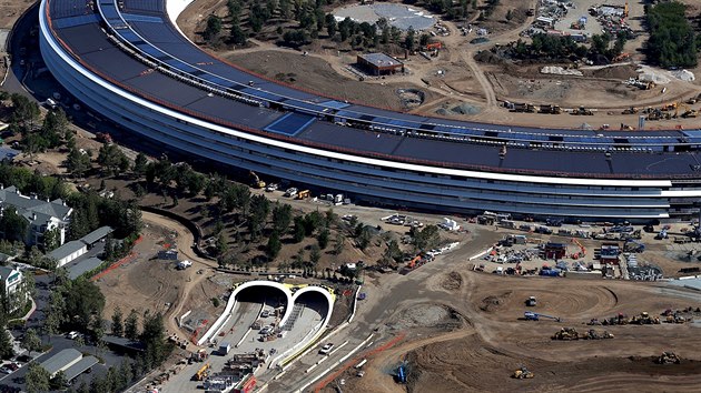 Letecký pohled na nové sídlo společnosti Apple v kalifornském Cupertinu krátce před dokončením. (duben 2017)