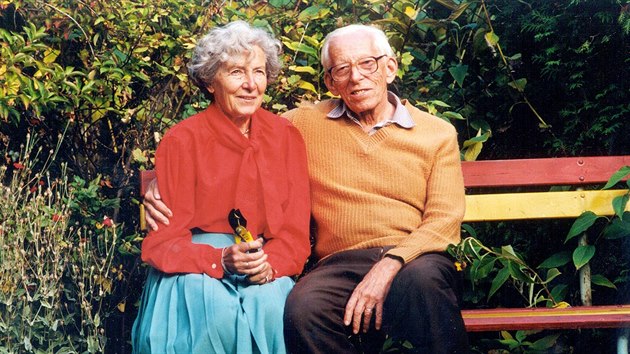 Otto Wichterle s manželkou Lindou na zahradě svého domu (červen 1996)