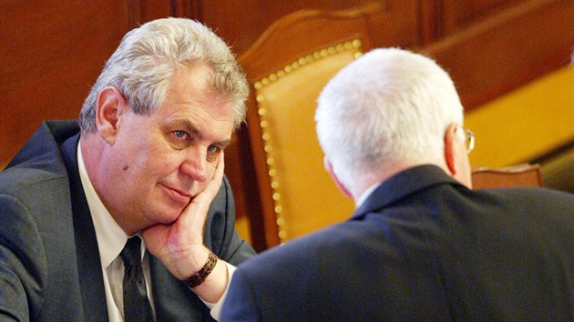 Miloš Zeman a Václav Klaus při rozhovoru v Poslanecké sněmovně (2002)