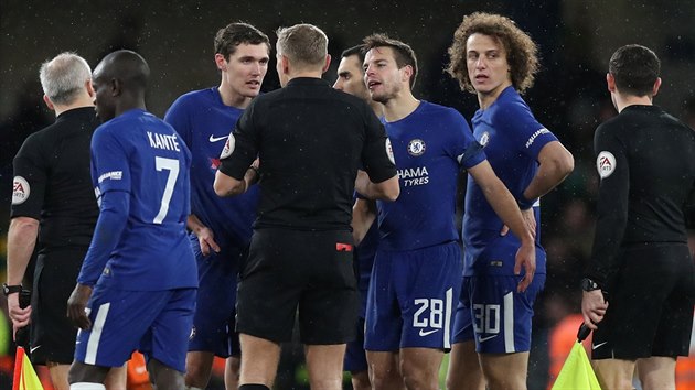 Fotbalisté Chelsea protestují u rozhodčího Grahama Scotta. V zápase proti Norwichi je třikrát napomínal za filmování a udělil dvě červené karty.