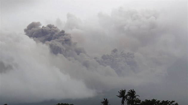 Filipínská sopka Mayon se po několika letech klidu opět probouzí (15. ledna 2018).