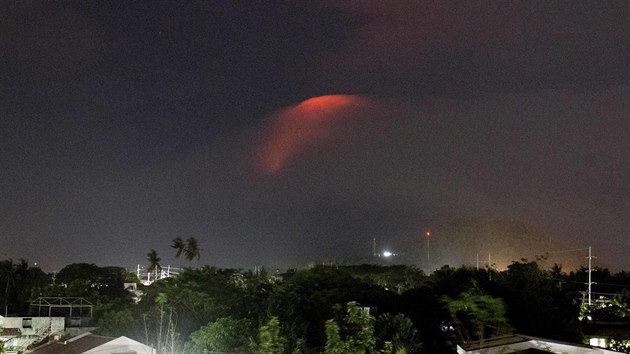 Filipínská sopka Mayon se po několika letech klidu opět probouzí. Záběr je z města Legazpi (14. ledna 2018).