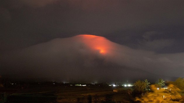 Filipnsk sopka Mayon se po nkolika letech klidu opt probouz. Zbr je z msta Legazpi (14. ledna 2018).