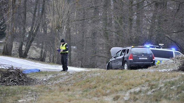 Hav�rie automobilu v rybn�ku u Dobr� Vody u Mr�kot�na