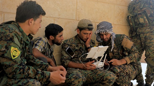 Bojovníci Syrských demokratických sil (SDF) v Rakce. (17. října 2017)