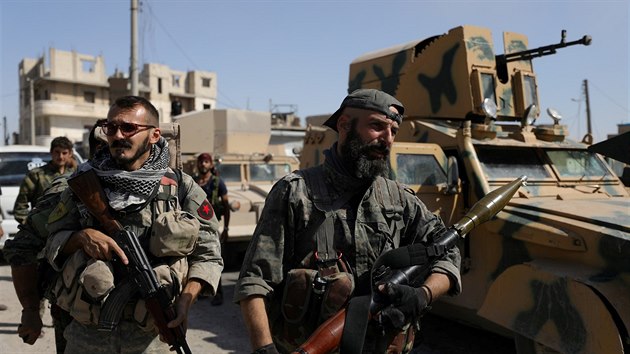 Bojovníci Syrských demokratických sil (SDF) v Rakce. (16. října 2017)