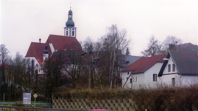 V Kjov obnov kostel Nanebevzet Panny Marie s kapl sv. Jana Nepomuckho.