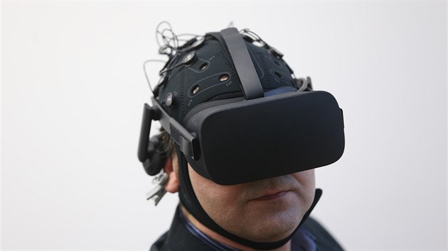 Na Masarykově univerzitě experimentují s ovládáním počítačů myslí. Účastník pokusu (na snímku expert z laboratoře Fotis Liarokapis), dostane EEG zařízení a černé brýle s virtuální realitou.