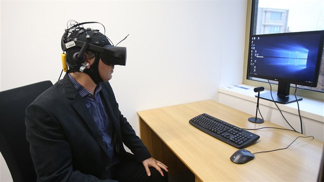 Na Masarykově univerzitě experimentují s ovládáním počítačů myslí. Účastník pokusu (na snímku expert z laboratoře Fotis Liarokapis), dostane EEG zařízení a černé brýle s virtuální realitou.