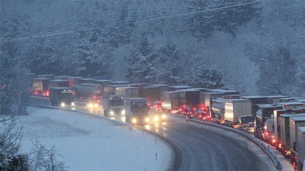 Kolona aut a kamion u jihlavskho pivade na dlnici D1. (17. ledna 2018)