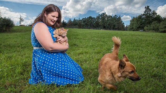 Klára Vodičková, odbornice na chování koček, radí v pořadu Kočka není pes majitelům, kteří mají se svými kočičími mazlíčky problémy.