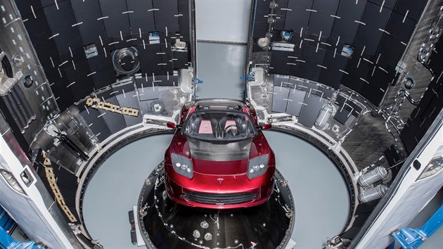 Tesla Roadster před uzavřením do aerodynamického krytu rakety Falcon Heavy