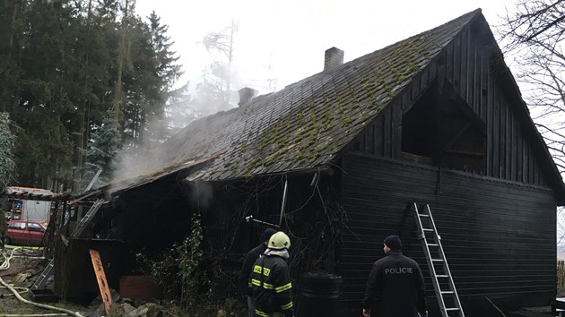 V dřevěné hájence, kterou pohltil požár, žila rodina se třemi dětmi.