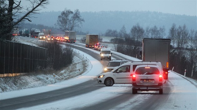 Nehoda na hodinu zastavila provoz na silnici 38 u tok mezi Jihlavou a Havlkovm Brodem. (16. ledna 2018)