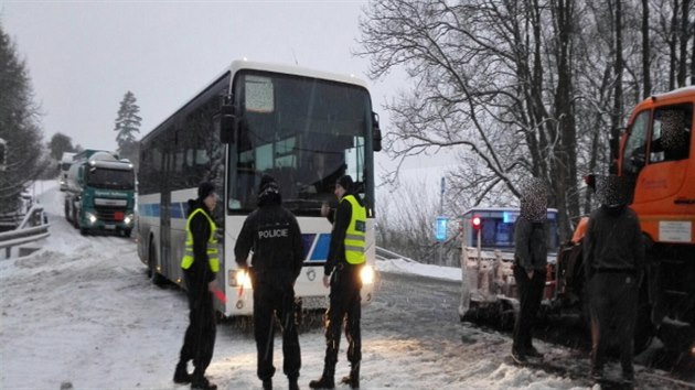 Sn�h komplikuje i dopravu v Karlovarsk�m kraji. Silnici I/13 u obce Damice zablokoval kamion. (16. ledna 2018)