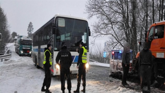 Snh komplikuje i dopravu v Karlovarskm kraji. Silnici I/13 u obce Damice zablokoval kamion. (16. ledna 2018)