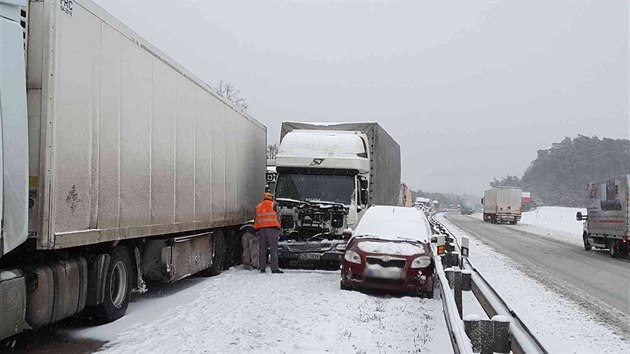 Sníh komplikuje dopravu na dálnici D1, stalo se několik hromadných nehod. (16. ledna 2018)