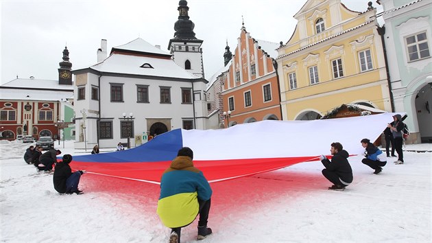 V Pelhřimově představili největší českou vlajku. Má rozměry 18 krát 12 metrů a váží 25 kilogramů.