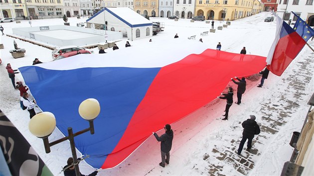 V Pelhimov pedstavili nejvt eskou vlajku. M rozmry 18 krt 12 metr a v 25 kilogram.