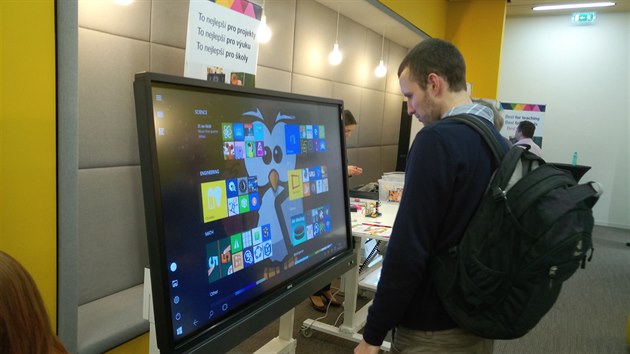 Na konferenci DigiMAP v sídle Microsoftu byla představena nová interaktivní tabule pro školy. V prodeji bude až v únoru (18.1.2018).