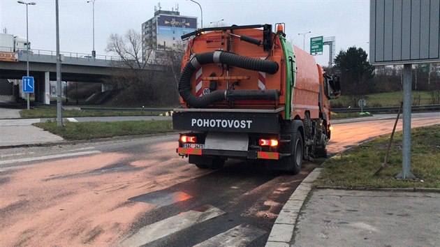 Odboka na Jin spojku z ulice Spoilovsk je kvli uniklm provoznm kapalinm z kamionu uzavena (11.1.2018)