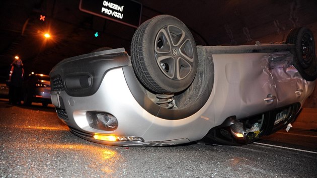 Pi nehod dvou vozidel ve vjezdu do Strahovskho tunelu se jedno z aut pevrtilo na stechu. Zranila se jedna osoba (13.1.2018)