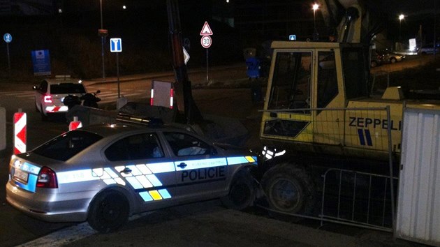 Policist se pi nehod zastavili o bagr zaparkovan u cesty (15.1.2018)