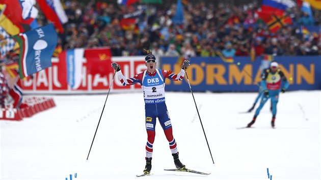 Nor Johannes Thingnes B oslavuje triumf v zvodu s hromadnm startem v Ruhpoldingu.