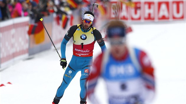 Zklaman Francouz Martin Fourcade po druhm mst v zvodu s hromadnm startem v Ruhpoldingu.