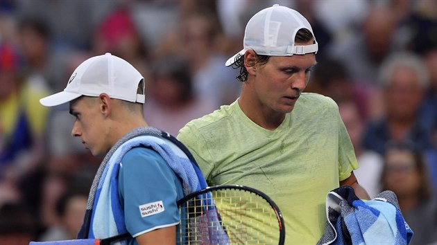SOUPEI. Tom Berdych (vpravo) a Alex de Minaur v prvnm kole Australian Open.
