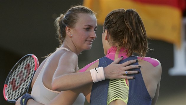PO BITVĚ. Petra Kvitová a Andrea Petkovicová v prvním kole Australian Open.