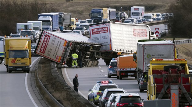 Na nmeck dlnici A 71 pobl Erfurtu havaroval v dsledku silnho vtru kamion. (18. 1. 2018)