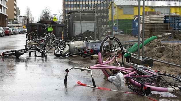 Kola a motorky v ulicch Amsterdamu povalil siln vtr. (18. 1. 2018)