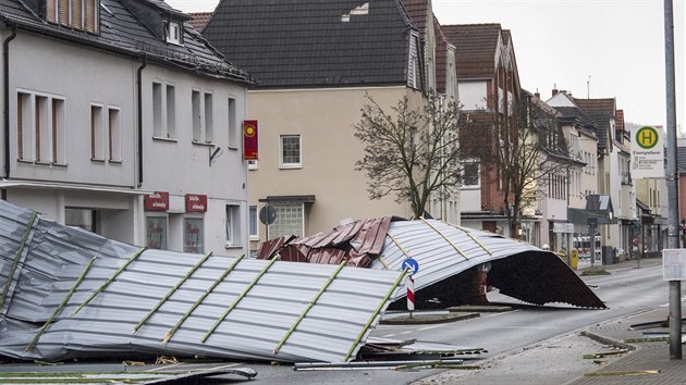 Siln vtr odnesl stechu supermarketu v zpadonmeckm mst Menden.. (18. 1. 2018)