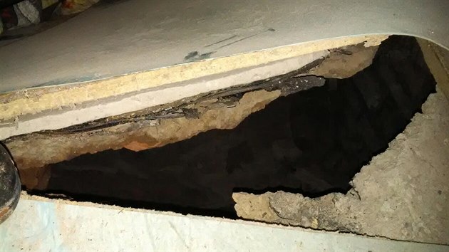 V byt v ervenm Kostelci se propadla podlaha (15.1.2018).