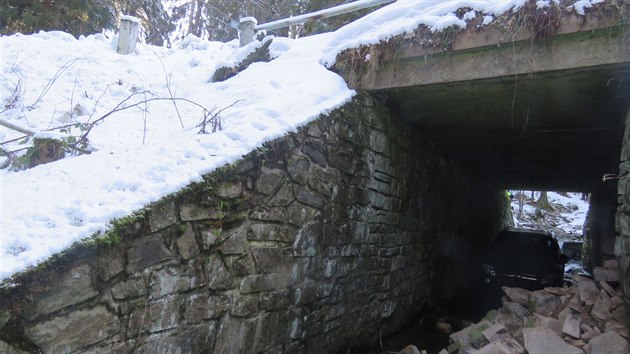 Auto skonilo po pdu do potoka v tunelu (14.1.2018).