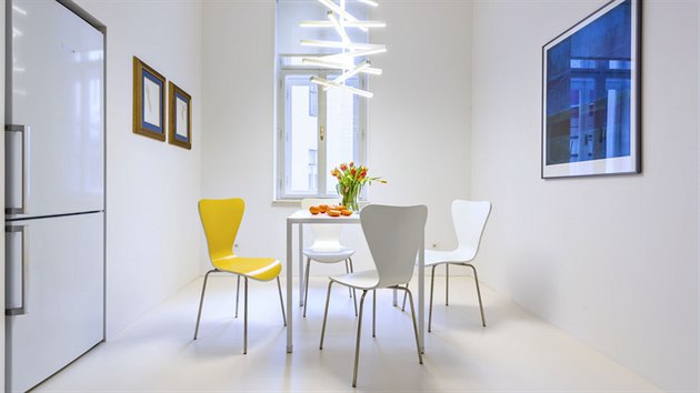 Jídelní stůl doplňují oblíbené židle Series 7 od Arne Jacobsena a svítidlo vyrobené podle návrhu architekta.