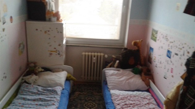 Dětský pokoj je úzký, má pouze dva metry na šířku. Plocha 8 m2 je podle normy určena pouze pro jednu osobu.