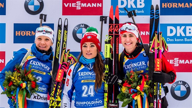 Tři nejlepší biatlonistky z vytrvalostního závodu biatlonistek v Ruhpoldingu. Zleva druhá Finka Kaisa Mäkäräinenová, vítězná Italka Dorothea Wiererová a třetí Kanaďanka Rosanna Crawfordová.