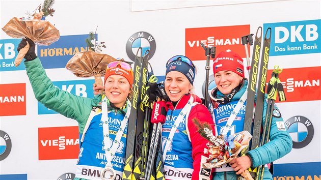 Tři nejlepší biatlonistky ze sprintu v Anterselvě. Zleva třetí Němka Laura Dahlmeierová, vítězná Norka Tiril Eckhoffová a třetí Veronika Vítková.