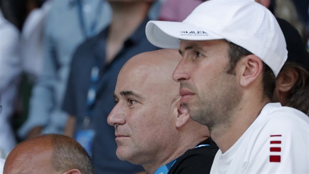 Radek tpnek (vpravo) a Andre Agassi sleduj duel svho svence Novaka Djokovie.