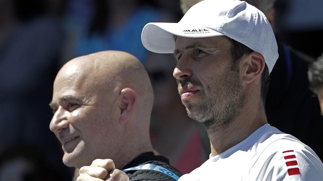 Radek Štěpánek (vpravo) a Andre Agassi sledují zápas Novaka Djokovíče na Australian Open.