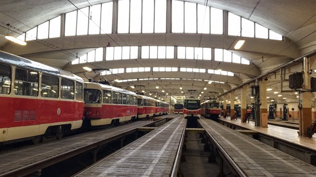Obloukové zastřešení z železobetonu ve vozovně Hloubětíne v havarijním stavu. (10.1.2018)